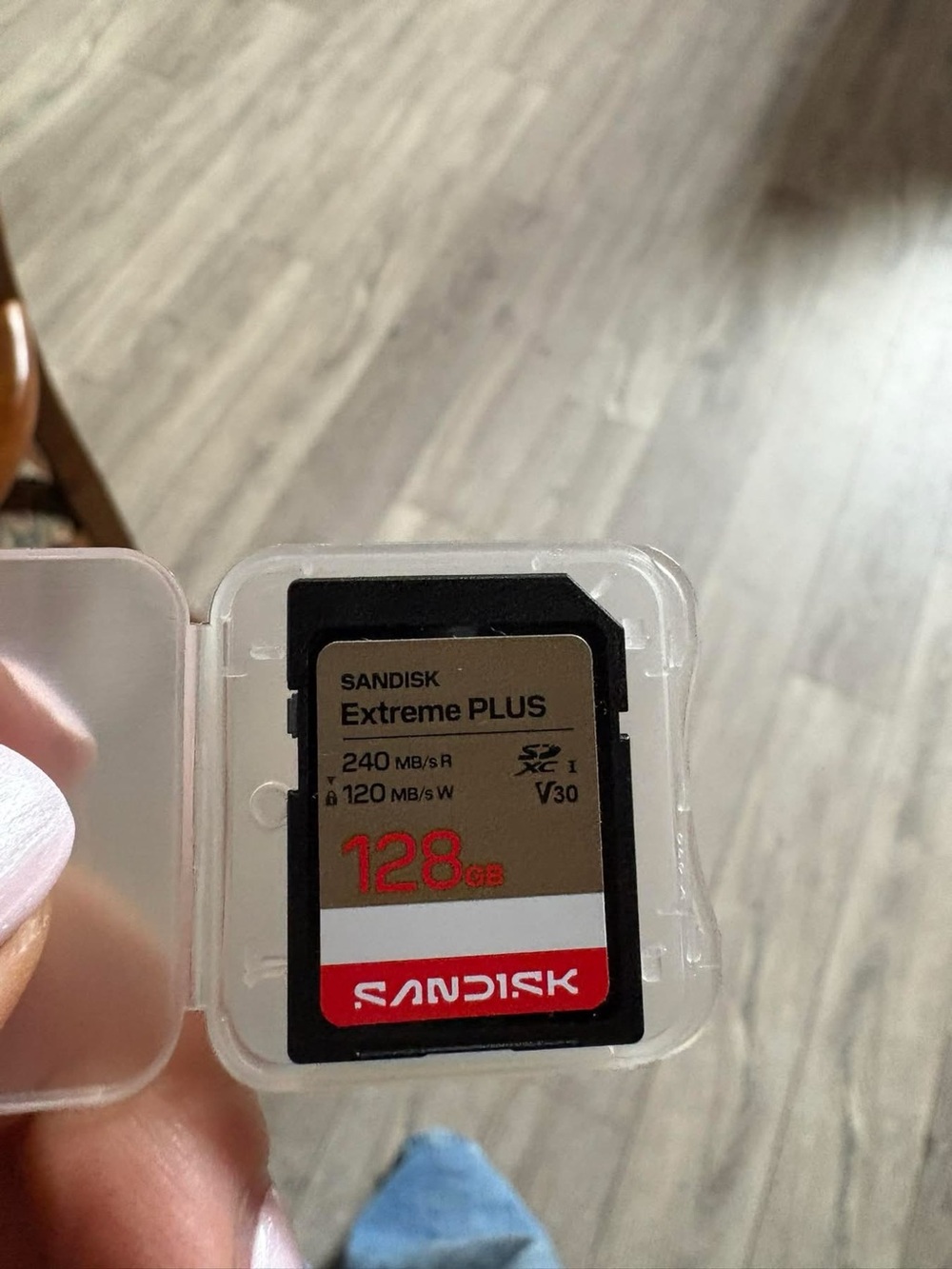 SanDisk 128GB Extreme PLUS SDXC Memory Card - Gold/Red